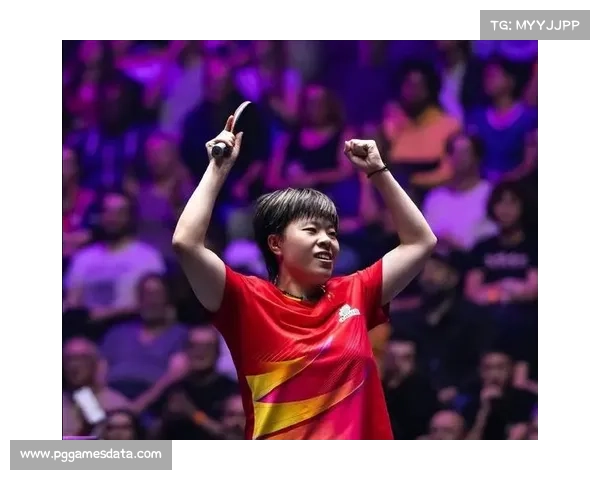 颁奖仪式上的自拍时刻：王艺迪再掌镜，憨厚笑容感染全场